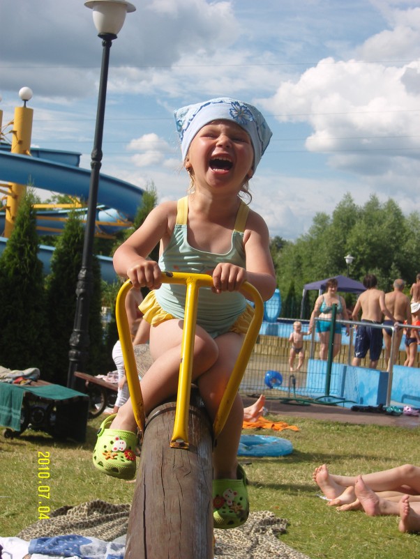 Zdjęcie zgłoszone na konkurs eBobas.pl Mała śmieszka na basenie