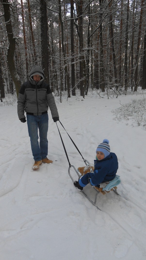 Zdjęcie zgłoszone na konkurs eBobas.pl Zimą nie mogłoby zabraknąć przejażdżki sankami po lesie u boku ukochanego taty :&#41; 