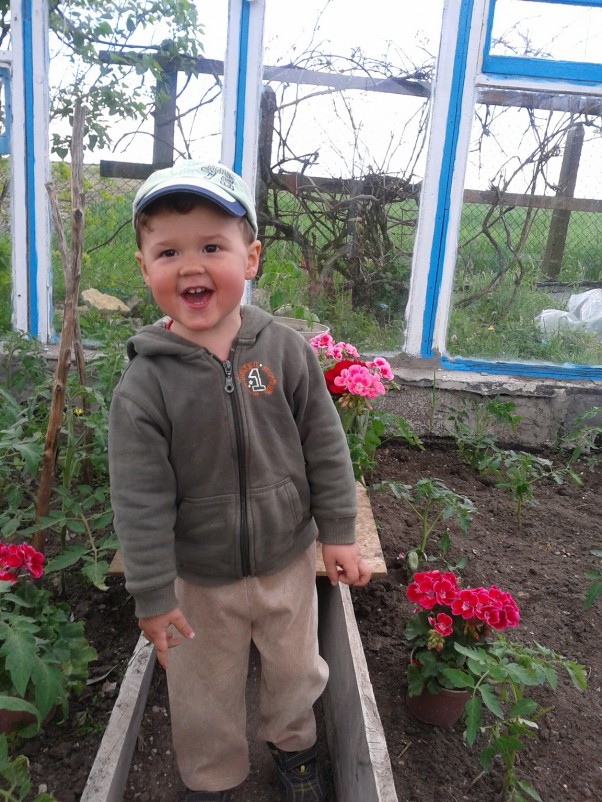 Kacper Czas na wiosenne porządki w szklarni, pora pomóc babci i posadzić kwiatki i pomidorki:&#41;!