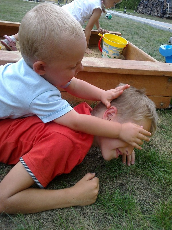 Zdjęcie zgłoszone na konkurs eBobas.pl wiosenny atak na brata :&#41;