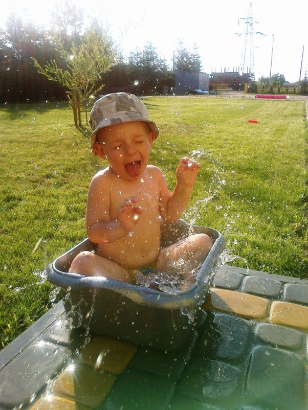 Zdjęcie zgłoszone na konkurs eBobas.pl tylko dziecku odrobina wody sprawia taką wielką frajdę!