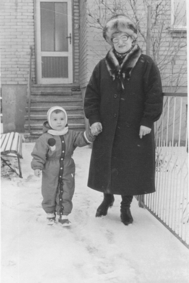To ja z mama przed naszym domem. mam tutaj dwa latka.  