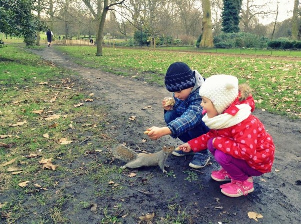 Ruda wiewiórka!  Ruda wiewiórka to nasza przyjaciólka,\nwie, że orzeszki mamy w kieszonkach.\nJesienią w parku razem spacerujemy.\nNa pożegnanie ogonkiem zawsze kiwa.