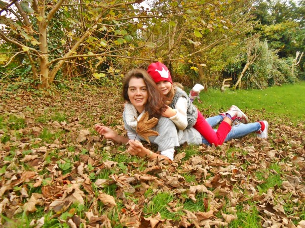 Jesienne zabawy Park pełen barw... \nuśmiecha się słoneczko...\nturlamy się w liściach z córeczką...\nKochamy nasze rodzinne wycieczki...\nznów piękną mamy jesień.