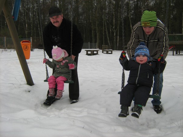 Zdjęcie zgłoszone na konkurs eBobas.pl HU HU HA HU HU HA !\nzima wcale nie jest zła,\nmy się zimy nie boimy \nz dziadkiem i wujkiem się bawimy!