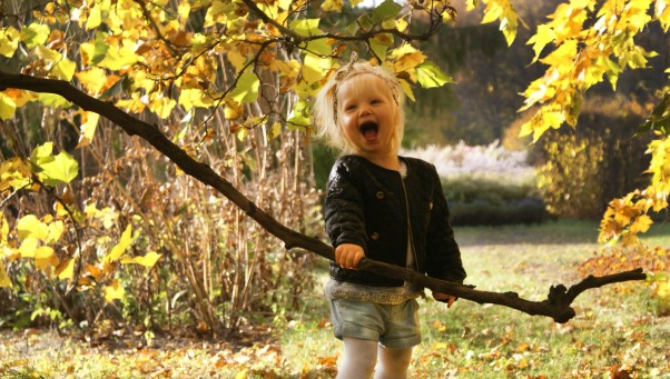 Zdjęcie zgłoszone na konkurs eBobas.pl \n Jesienne liście wolno opadają \n Na puste ozłocone parkowe alejki\n Wiatr cicho szepce ciepłe słowa\n Tylko kasztany nieruchomo trwają\nA dzieci się radują w złotej pięknej jesieni 