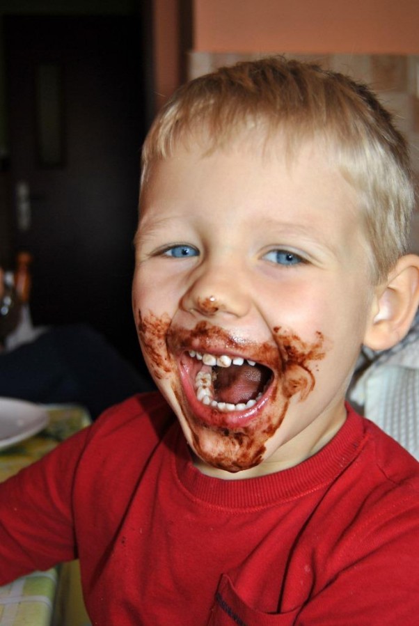 Ta radość kiedy rodzice pozwalają się ubrudzić i o do tego jedząc ukochaną czekoladę 