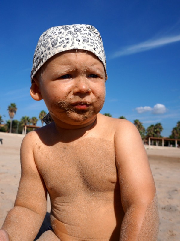 szczęśliwe dziecko to brudne dziecko : &#41; a już najlepiej jest się wybrudzić w olbrzymiej piaskownicy, czyli plaży... a kto z nas nie najadł się piasku, będąc dzieckiem, no kto?!