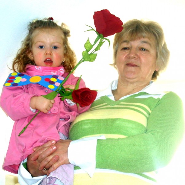 Blanka  i  jej  ukochana  babcia  Bogusia półtoraroczna  Blanka  daje  różę swojej  babci  w  dniu jej  święta :&#41;