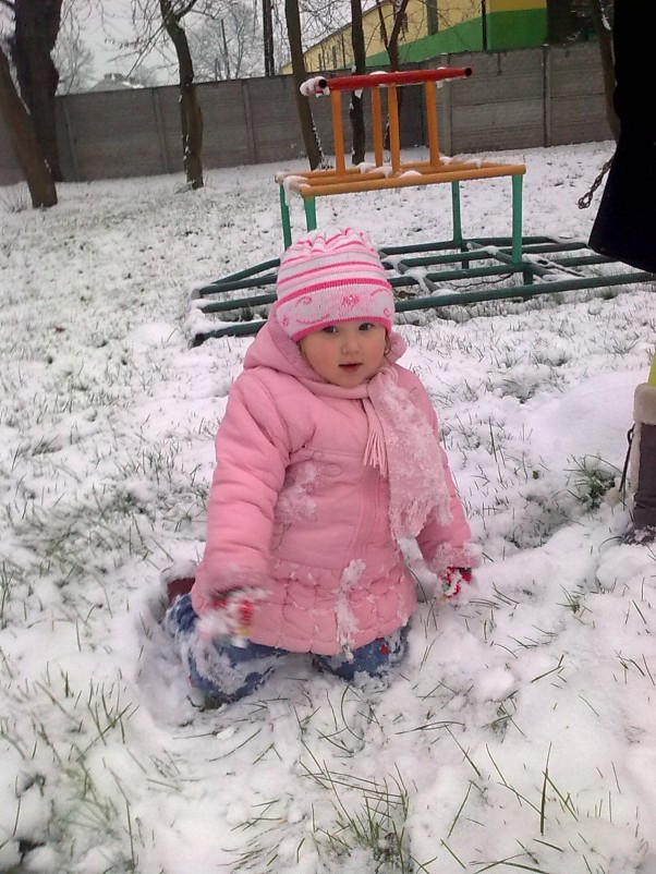 Zdjęcie zgłoszone na konkurs eBobas.pl Mania i jej mania do sniegu skakania :&#41;