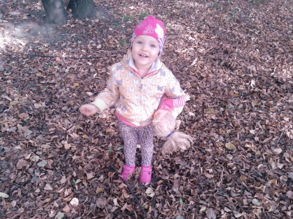 Zdjęcie zgłoszone na konkurs eBobas.pl Jak widać po wielkim uśmiechu moja córcia jesieni się nie boi&#45; wręcz ją uwielbia!!! Jesienią się nie smucimy tylko z lalą na spacer wychodzimy!