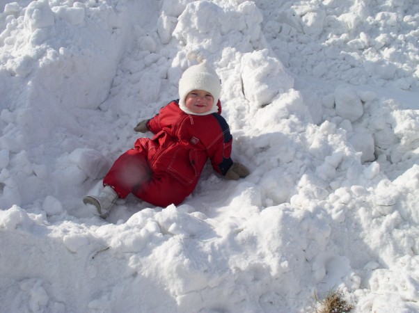Zdjęcie zgłoszone na konkurs eBobas.pl Zabawy na śniegu moich dzieciaków są tak wyczerpujące, że pomimo niespożytych pokładów energii muszą mieć czas na odpoczynek:&#41;