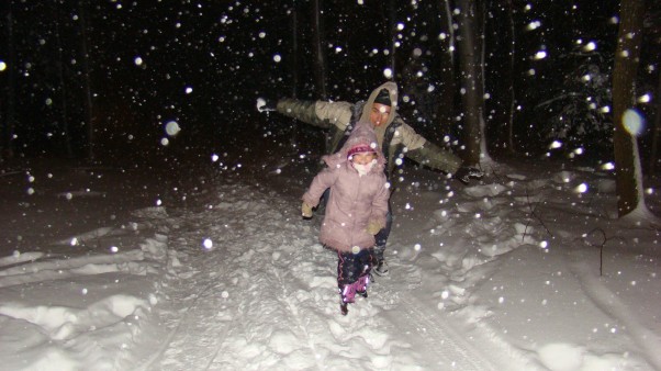 Zdjęcie zgłoszone na konkurs eBobas.pl Nocne zabawy z rodzicami na śniegu to największa frajda dla maluchów. 