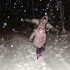 Nocne zabawy z rodzicami na śniegu to największa frajda dla maluchów. 