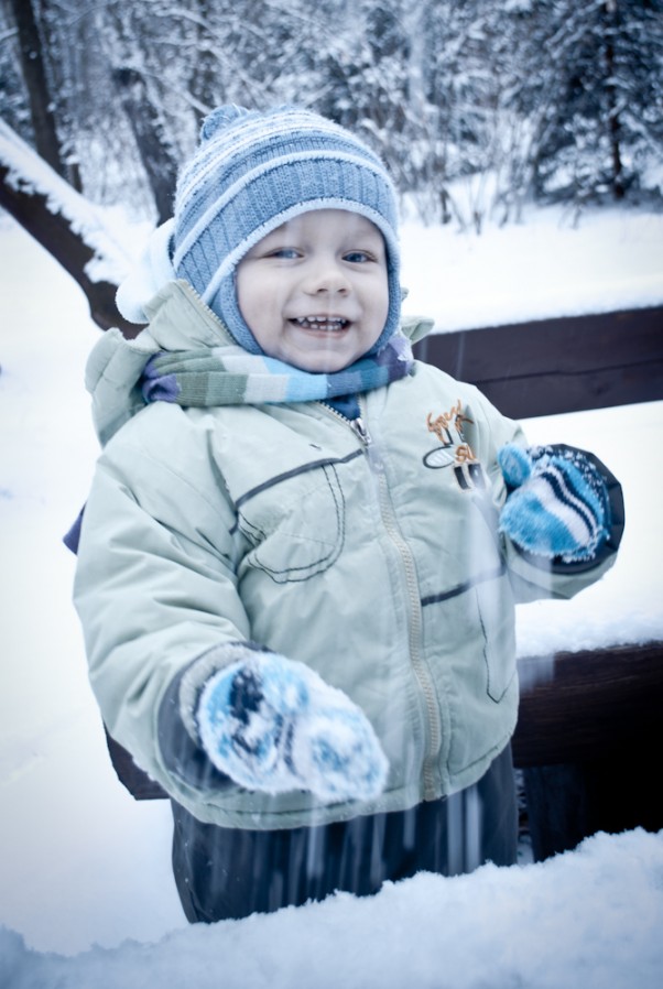 Zdjęcie zgłoszone na konkurs eBobas.pl Bartuś niedługo skończy dwa latka. Jak wychodzimy na spacer od razu chce robić śnieżki :&#41; 