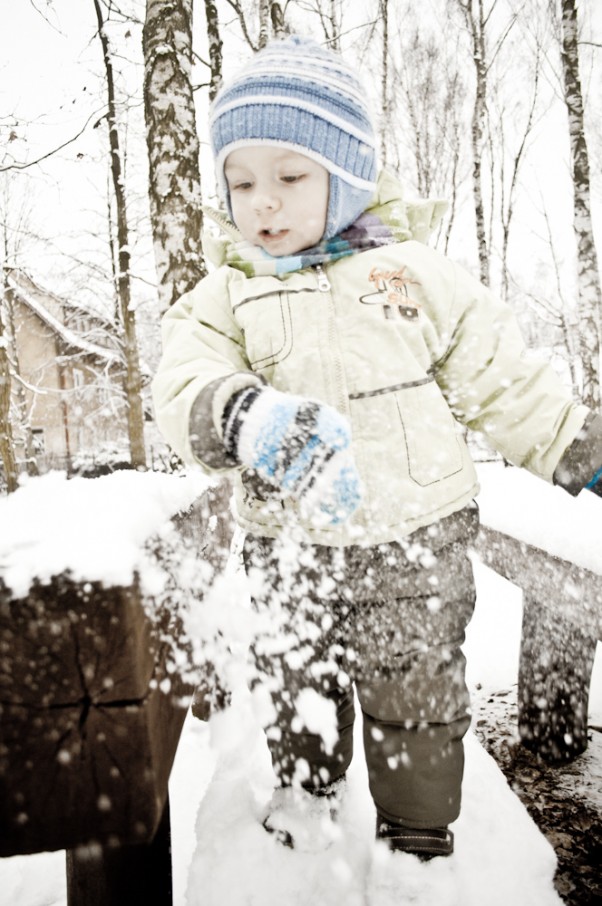 Zdjęcie zgłoszone na konkurs eBobas.pl Bartuś lubi strzepywać śnieg z ławek i z .. butów. 