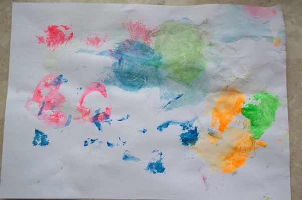 Zdjęcie zgłoszone na konkurs eBobas.pl Obrazek został namalowany farbami przez moją już prawie 22 miesięczną córkę Oliwię. Córka pierwszy raz malowała farbami i był to jej pierwszy obrazek. Pomarańczowe kropki na obrazku to dla córeczki mama, tata i pesek &#40;piesek&#41; a zielona kropka to dzidzi&#40;czyli autorka obrazka&#41;. Reszta obrazku to siek&#40;czyli śnieg&#41;. :&#41;&#41;