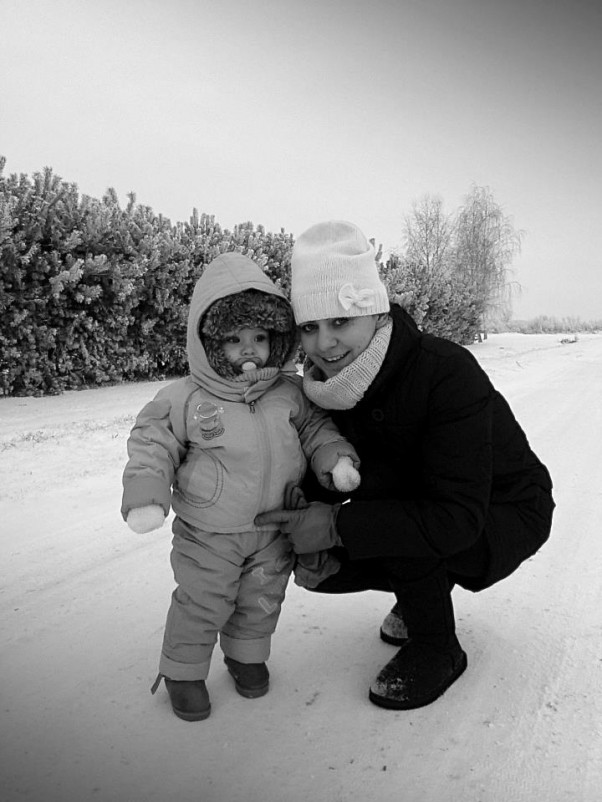 z mamusią na śniegu Lidka uwielbia spacerować po śniegu, niestety jest  jeszcze za mała żeby rzucać się śnieżkami ale za to uwielbia patrzeć jak dorośli to robią i sprawia jej to wielką radość.