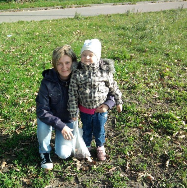 Zdjęcie zgłoszone na konkurs eBobas.pl jesień jest przecudowna:&#41;:&#41; tutaj razem z mamusią nazbierałyśmy kasztany:&#41;:&#41;