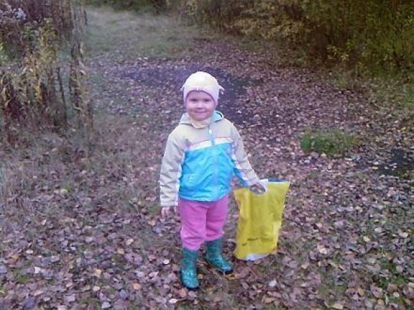 Zdjęcie zgłoszone na konkurs eBobas.pl a tutaj chodze sobie po lesie i zbieram grzybki:&#41;:&#41;