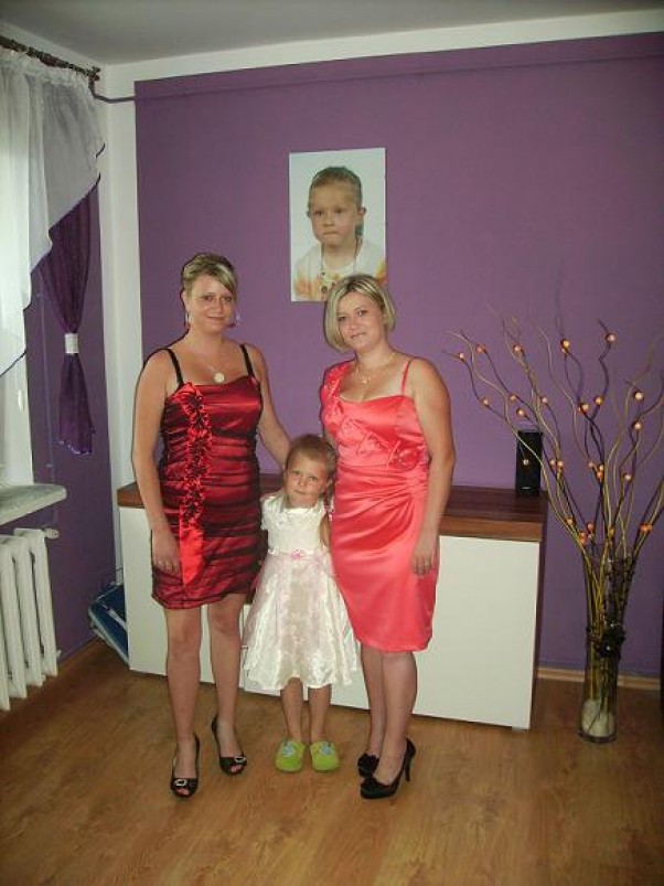 Zdjęcie zgłoszone na konkurs eBobas.pl z ciocią i mamą:&#41; one mają eleganckie i dosc nie wygode buty:&#41; a ja postawilam na wygode i szyk tego lata modne moje ulubione zielone kapiuszki:&#41;