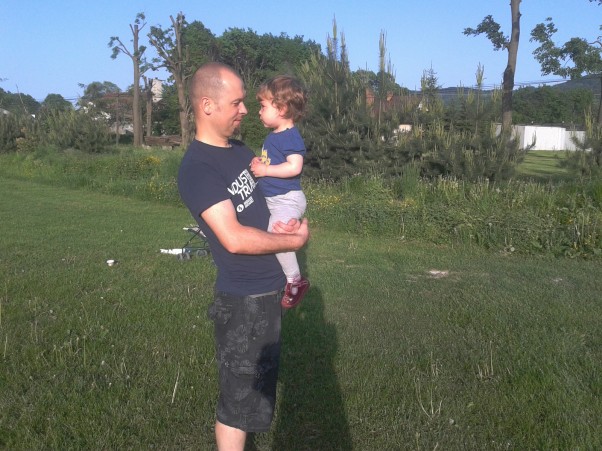 Zdjęcie zgłoszone na konkurs eBobas.pl Lilusia na spacer wyszła z tatusiem.