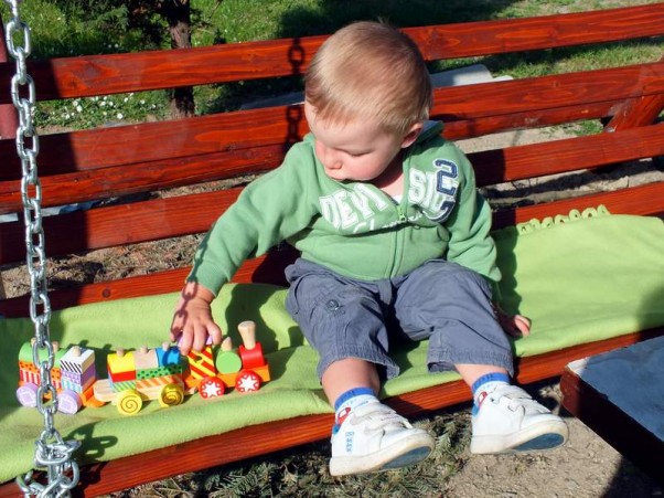 Pociąg Jedzie pociąg z daleka,\nDługo na nas nie czeka.\nDo pociągu zapraszamy,\nOkolice pozwiedzamy.\n\n