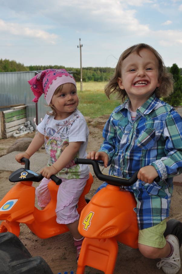 Zdjęcie zgłoszone na konkurs eBobas.pl Jestem mniejsza ale to mi w niczym nie przeszkadza, szybko doganiam starszą kuzynkę przez co zabawa staje się jeszcze ciekawsza.                                       &lt;br /&gt;Patrycja 1,5 roczku i Madzia 3 latka. 