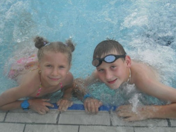 Fala_lipiec_2009_100.JPG Weronika i Przemek już nieco zmęczyli się szaleństwami na basenie... tyle tych bąbelków wokoło ;&#41;