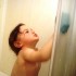 Jak widać na zdjęciu Amelka łączy przyjemne z pożytecznym&#45;ciepła kąpiel tak dodała jej pozytywnej energii, że sama postanowiła zacząć myć drzwi od prysznicu :&#41; Spójrzcie na tę skupiona i pełną pasji minę, ona mówi wiele sama za siebie :D