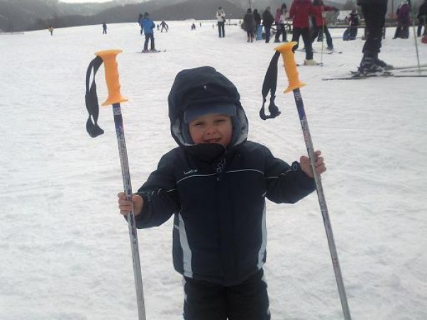 Zdjęcie zgłoszone na konkurs eBobas.pl Kacperek w górach.\nZobacz mamusiu umiem już jeździć na nartach.