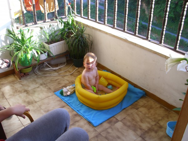 Zdjęcie zgłoszone na konkurs eBobas.pl Fabianek w Baseniku na balkonie uwielbia się kąpać;&#41;