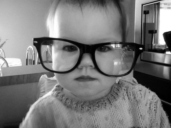 Zdjęcie zgłoszone na konkurs eBobas.pl Mały człowieczek przez wielkie okulary zobaczy więcej ? Tak myślała Antosia mając rok i pięć miesięcy.\nAntosia 3 latka
