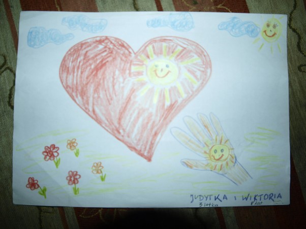 Zdjęcie zgłoszone na konkurs eBobas.pl Dziewczynki narysowały, gdzie można znaleźć słoneczko, uśmiech i ciepło.