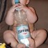 Córeczka ma dużo zabawek ale najlepiej bawi się butelką :&#41;