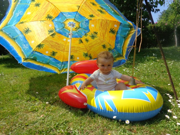 wakacyjny melanż  Miało być morze, zimne piwo i dziewczyny, a jest tylko łódka na trawie, mama i ciepłe mleko.