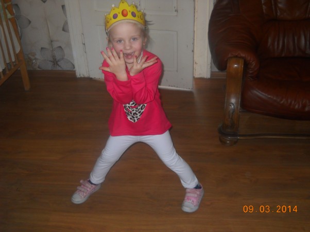 Zdjęcie zgłoszone na konkurs eBobas.pl 4 letnia Milenka bawi się w przebieranki, księzniczka :&#41;