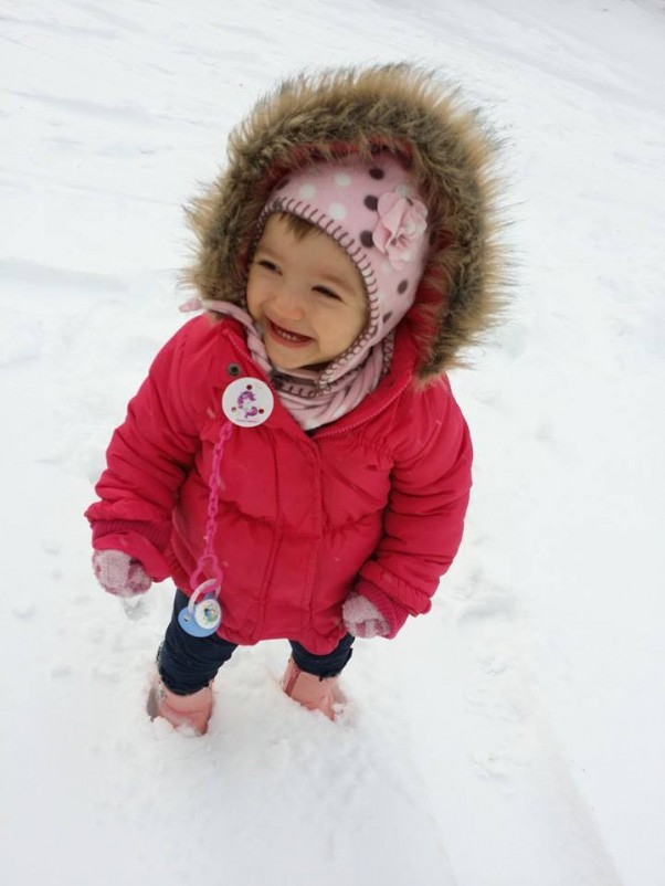 Lenka na śniegu My się zimy nie boimy po śniegu biegamy i zawsze się ślicznie uśmiechamy :&#41; 
