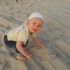 Synek po raz pierwszy dotyka plażowego piasku, jego zdziwienie jest ogromne