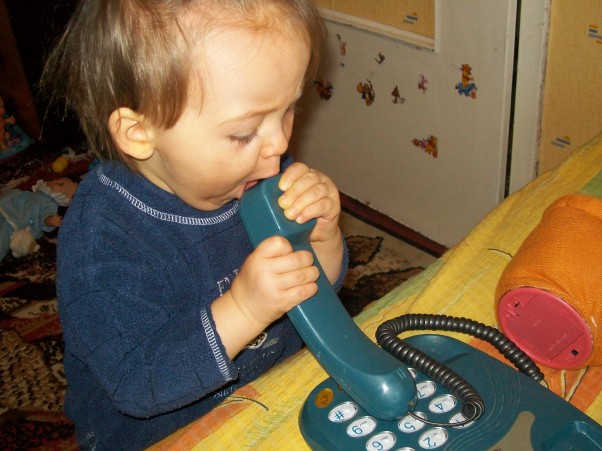 Zdjęcie zgłoszone na konkurs eBobas.pl Córka od najmłodszych lat ciągle gada z koleżankami przez telefon, aż strach pomyśleć ile będziemy płacić w przyszłości za rachunki telefoniczne :&#41;