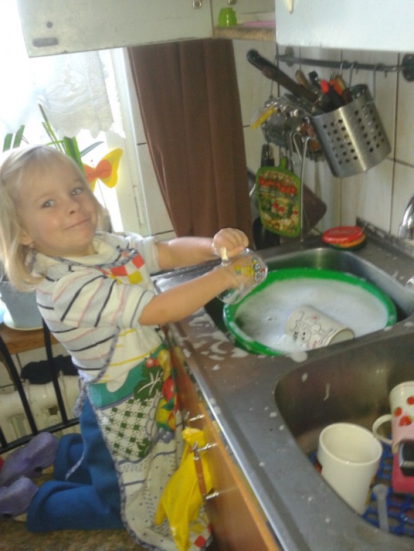 umyj umyje ... jestem Natalka mam 3 latka i potrafię już zmywać naczynia