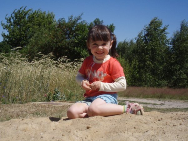 P6240023.JPG Ładna pogoda, uśmiech na twarzy. Czego więcej trzeba, może wiecej zabawek do piasku ! 