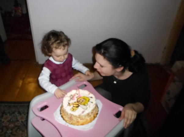 Urodziny Dwuletniej Asi trzeba pomóc zdmuchnąć urodzinową świeczkę
