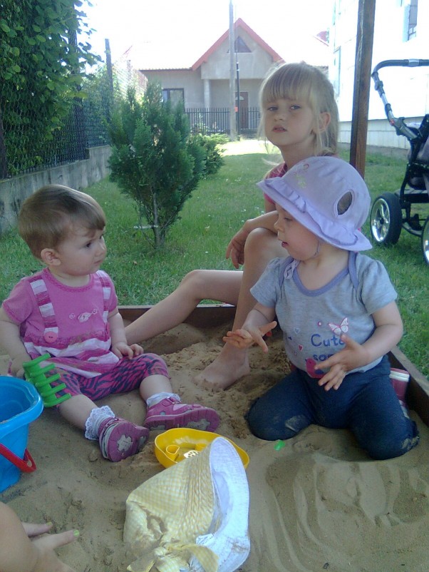 Zabawa w piasku z kuzynkami Dzieci jak słońca potrzebują towarzystwa do wspólnej zbawy