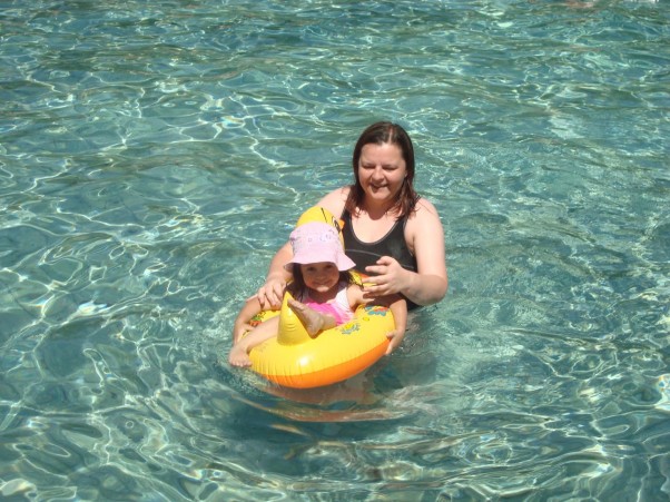 Zdjęcie zgłoszone na konkurs eBobas.pl zabawa z mama na basenie
