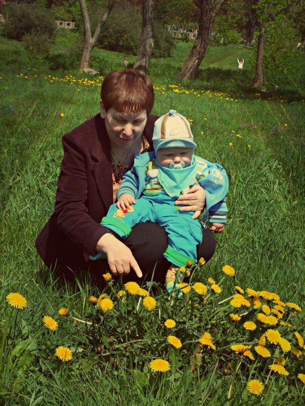 Poszukiwanie Wiosny Babcia pokazuje Michałkowi pierwsze wiosenne kwiatki :&#45;&#41;