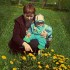 Babcia pokazuje Michałkowi pierwsze wiosenne kwiatki :&#45;&#41;