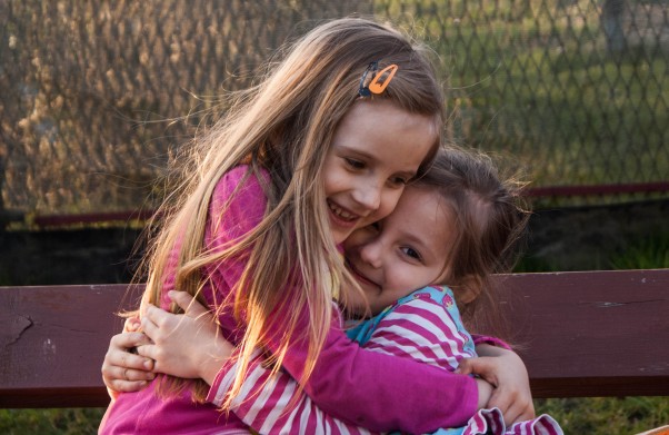 Zgrane i kochające siostrzyczki:&#41; Moje córeczki przytulają się zawsze i wspierają siebie nawzajem.Tyle czułości ile miodu w ulu:&#41;