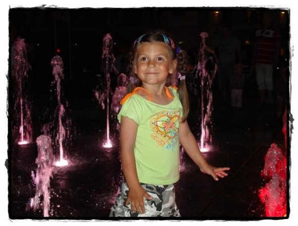 Zdjęcie zgłoszone na konkurs eBobas.pl Córeczka uwielbia bawic sie przy fotannach biebac i szalec piekne ma co roku wspomnienia :&#41;