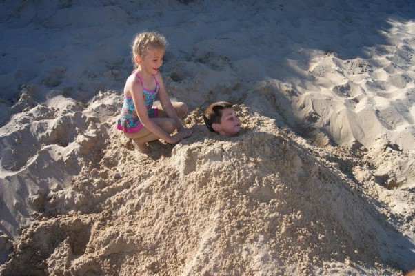 Zdjęcie zgłoszone na konkurs eBobas.pl To jak kogoś zakopać na plaży tym razem  dzieci dał się namówić.